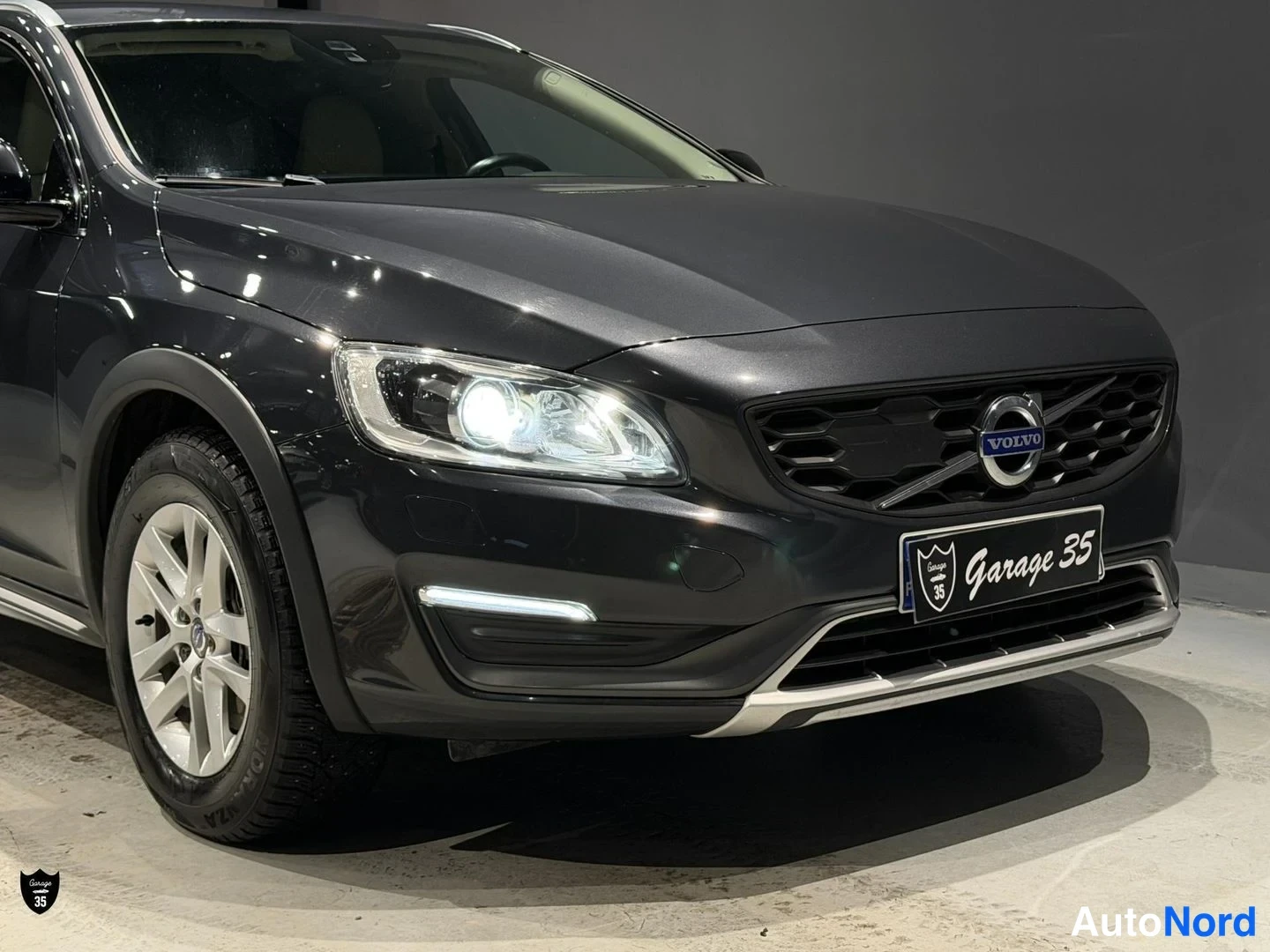 Harmaa Volvo V60 Cross Country 2016, etuviisto, keula oikealle, kuva 3