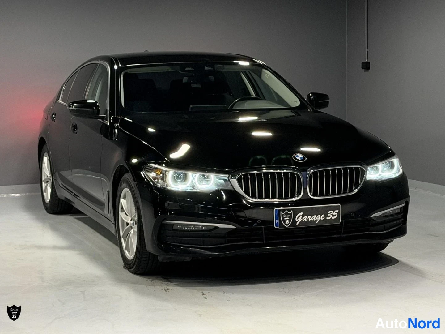 Musta BMW 518d 2019, etuviisto, keula oikealle, kuva 2