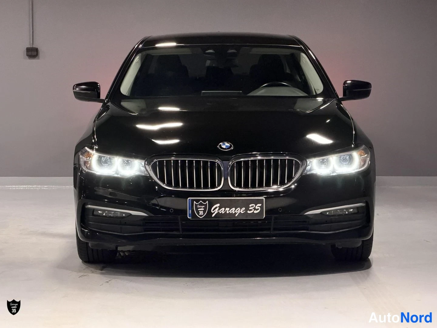 Musta BMW 518d 2019, edestä, kuva 5