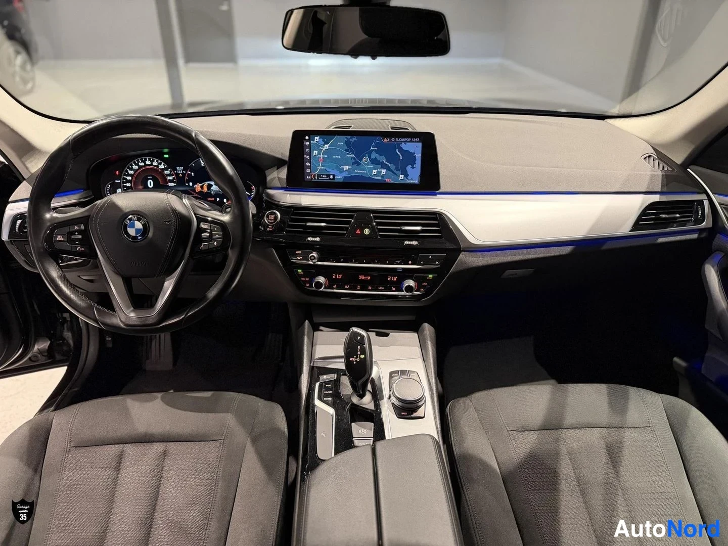 Musta BMW 518d 2019, ohjaamo, kuva 11