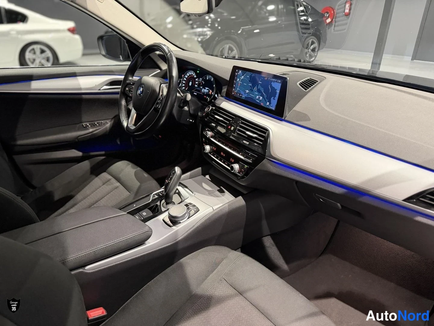 Musta BMW 518d 2019, ohjaamo, kuva 12