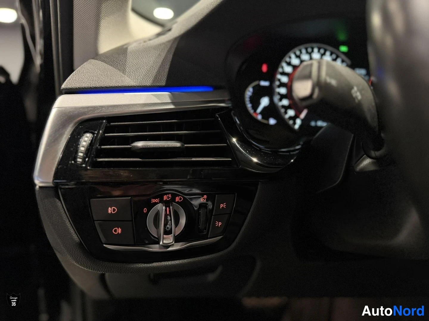 Musta BMW 518d 2019, yksityiskohta, kuva 15