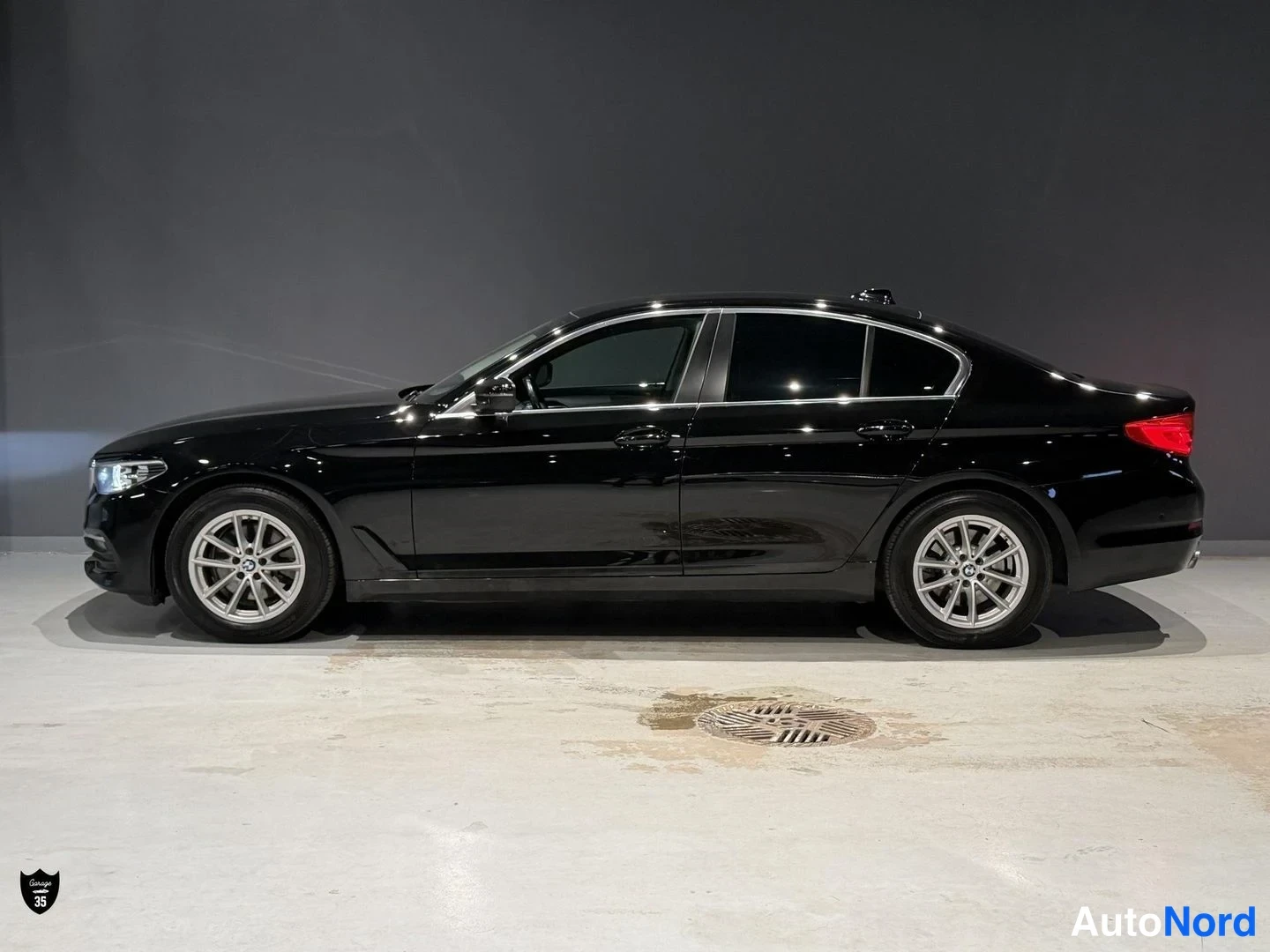 Musta BMW 518d 2019, takaviisto, kuva 6