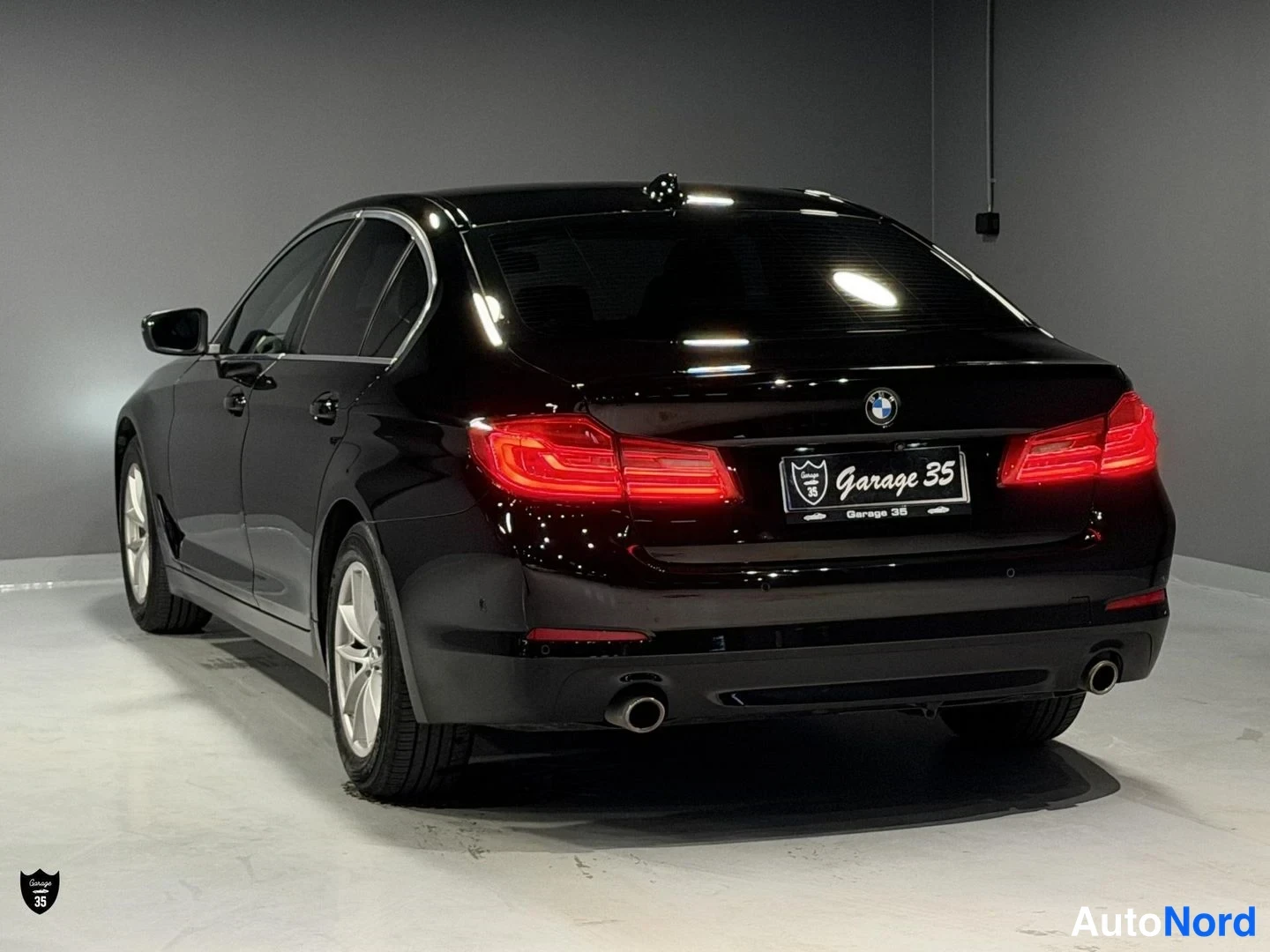 Musta BMW 518d 2019, takaviisto, kuva 7