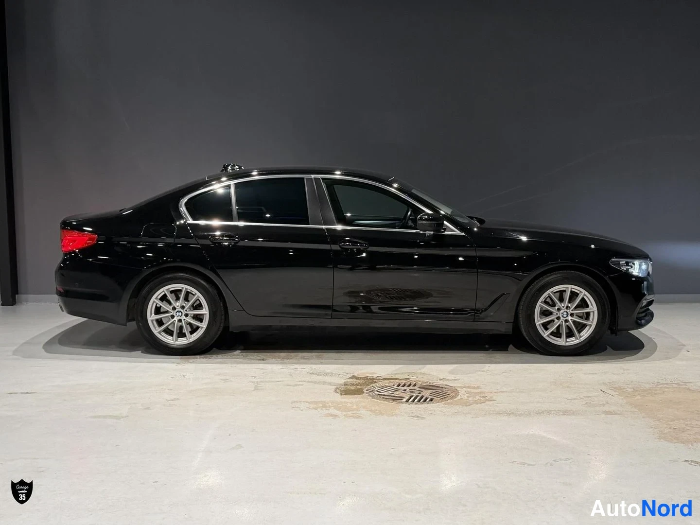 Musta BMW 518d 2019, etuviisto, keula oikealle, kuva 4