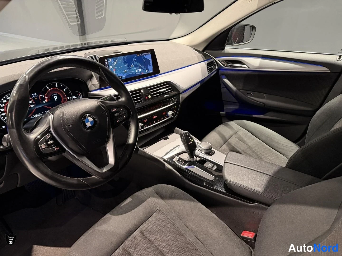 Musta BMW 518d 2019, ohjaamo, kuva 10