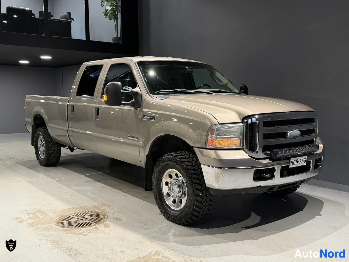 Harmaa Ford F-350 2006, etuviisto, keula oikealle, kuva 2