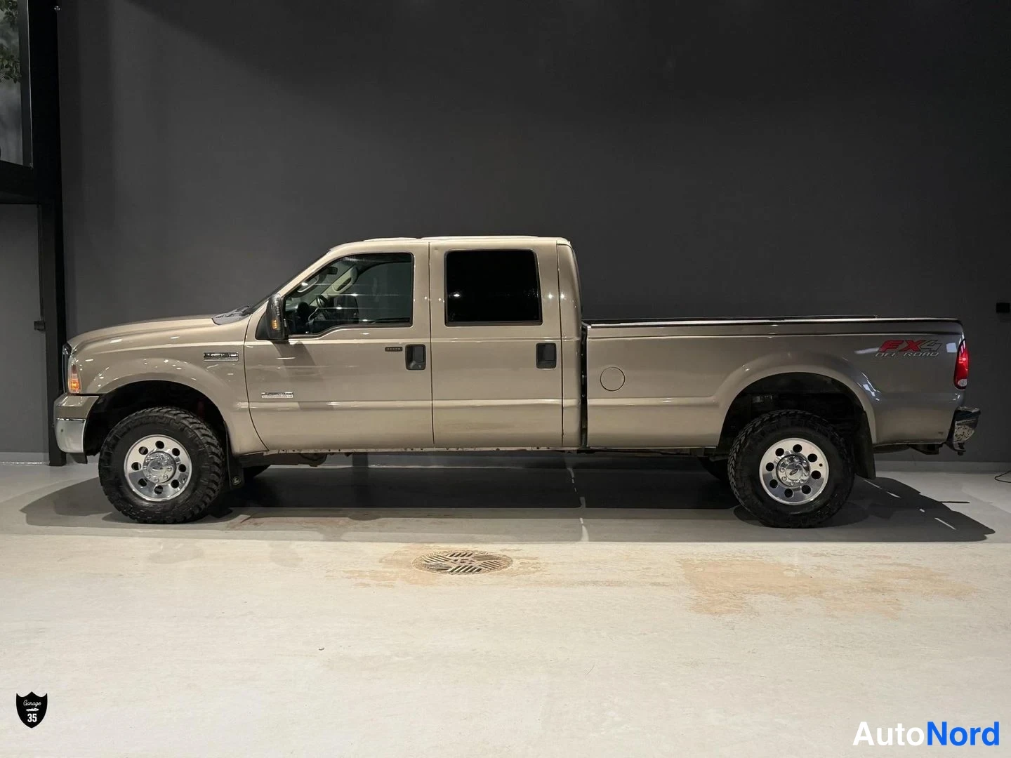 Harmaa Ford F-350 2006, sivulta, kuva 4