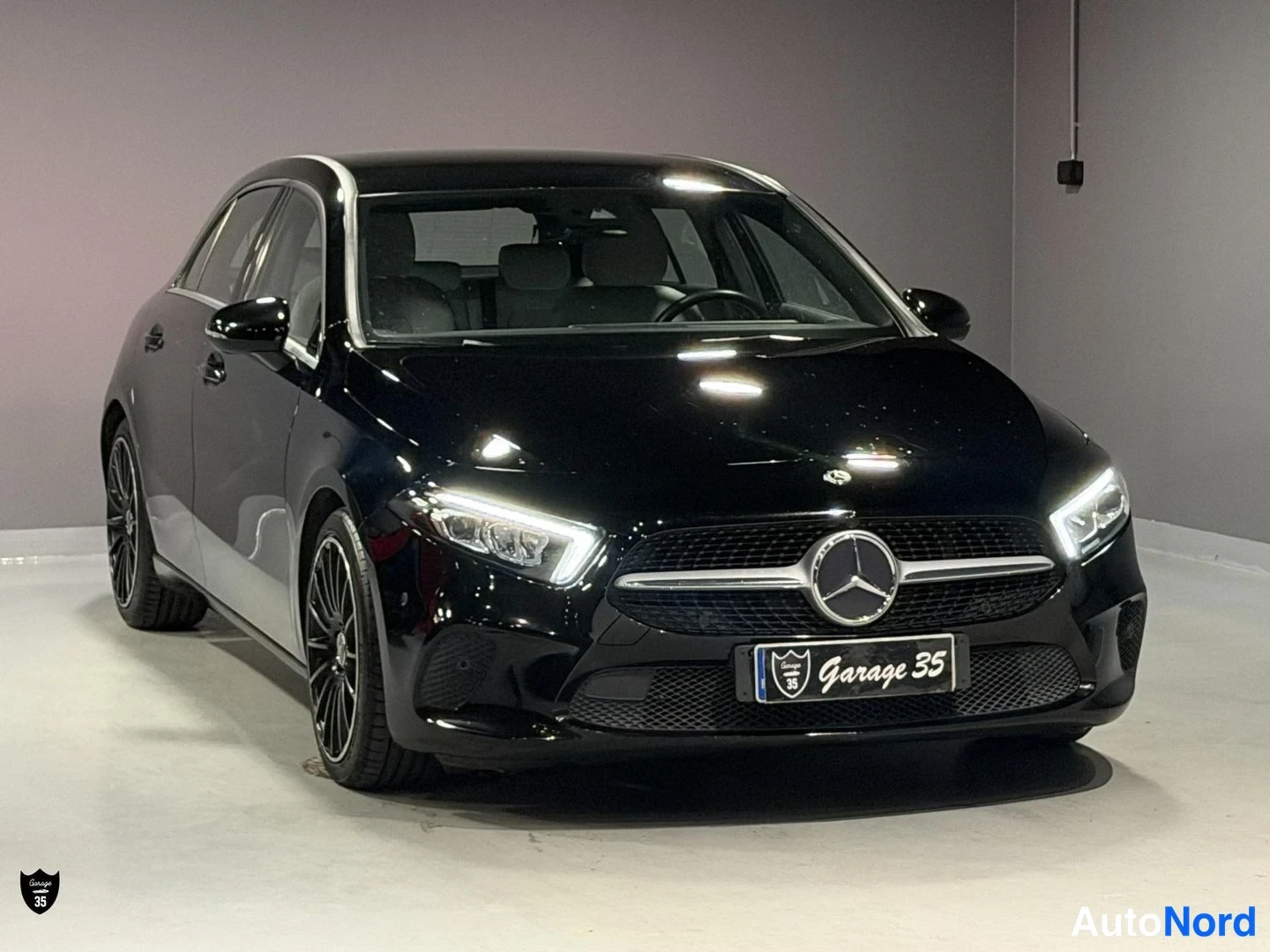 Musta Mercedes-Benz A 180 2019, etuviisto, keula oikealle, kuva 3