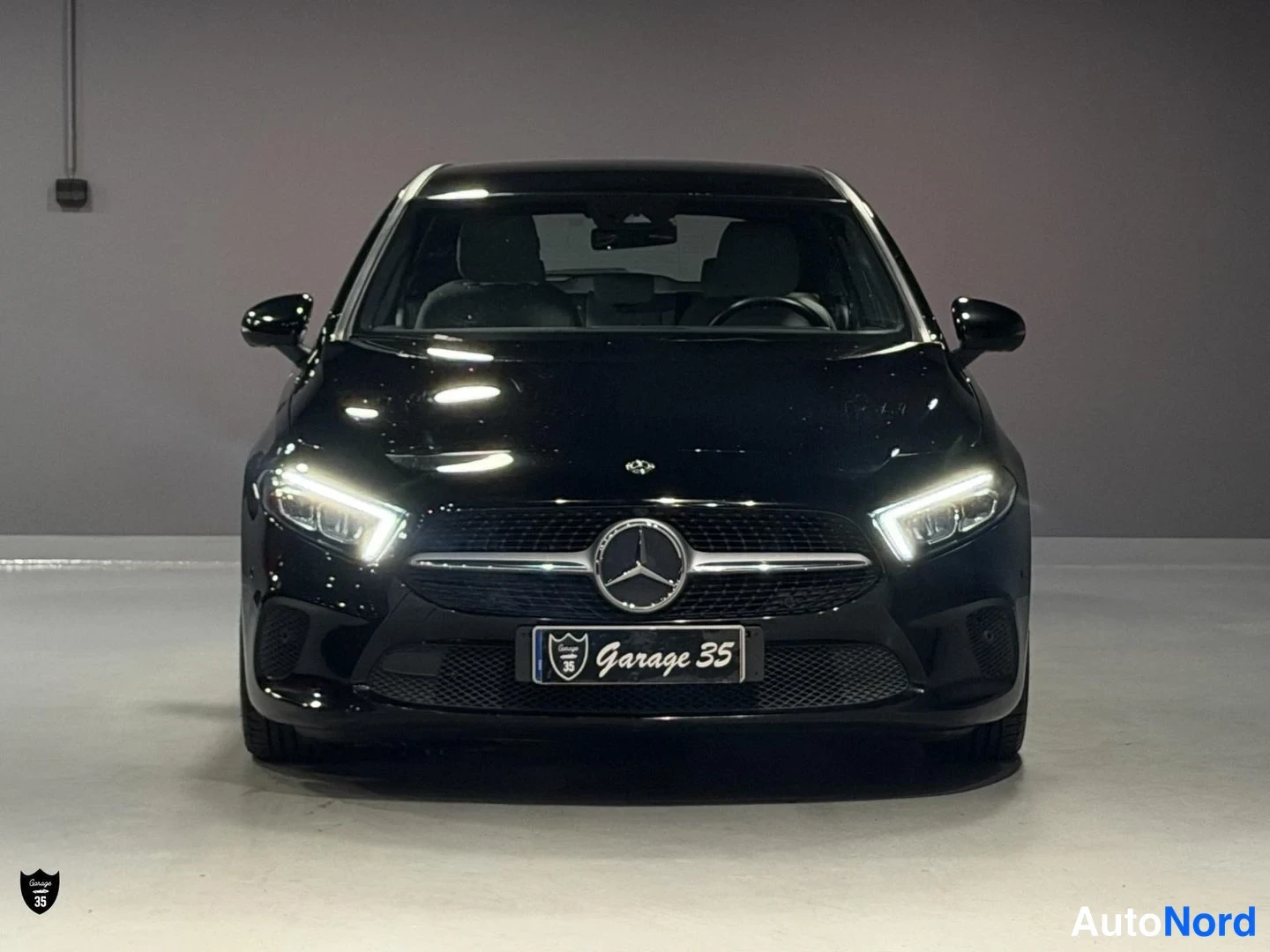 Musta Mercedes-Benz A 180 2019, edestä, kuva 5