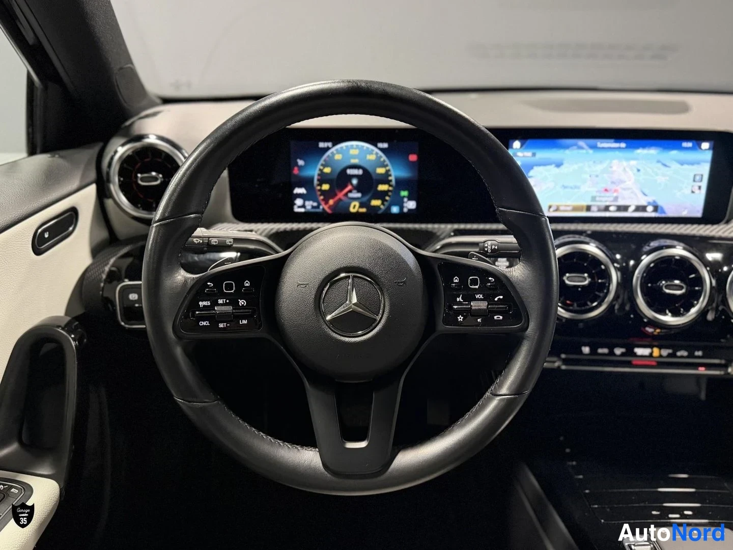 Musta Mercedes-Benz A 180 2019, ohjaamo, kuva 10