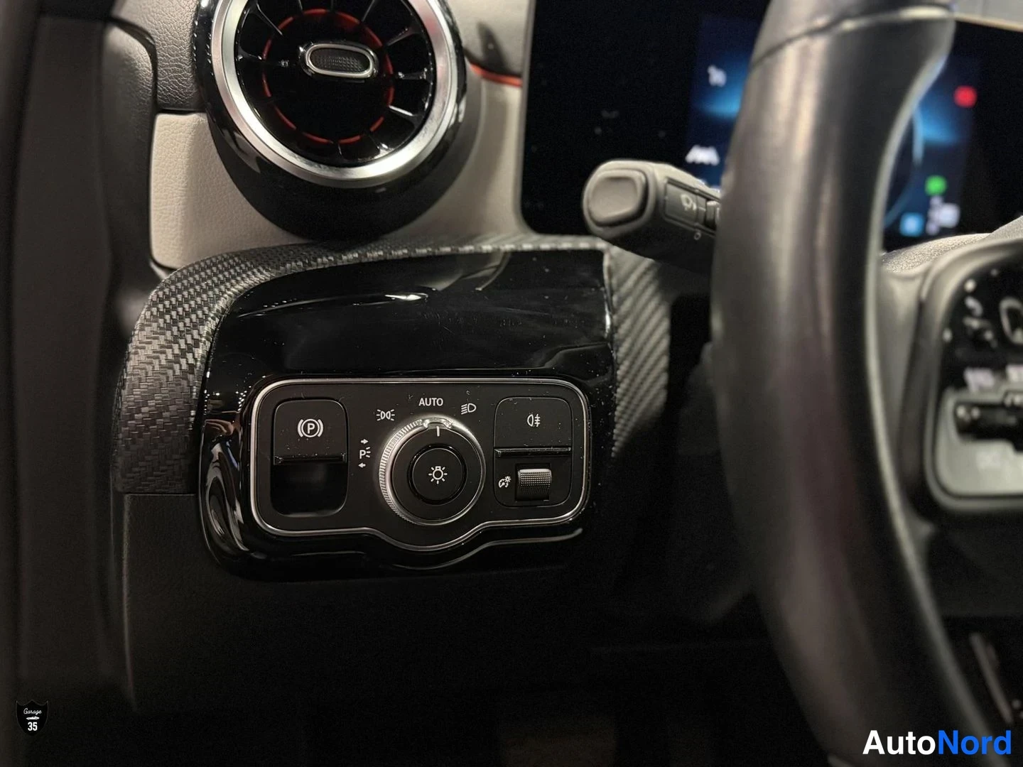 Musta Mercedes-Benz A 180 2019, yksityiskohta, kuva 16