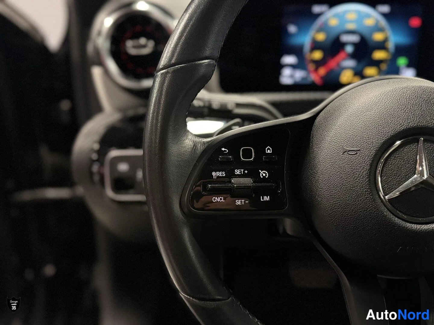Musta Mercedes-Benz A 180 2019, yksityiskohta, kuva 17