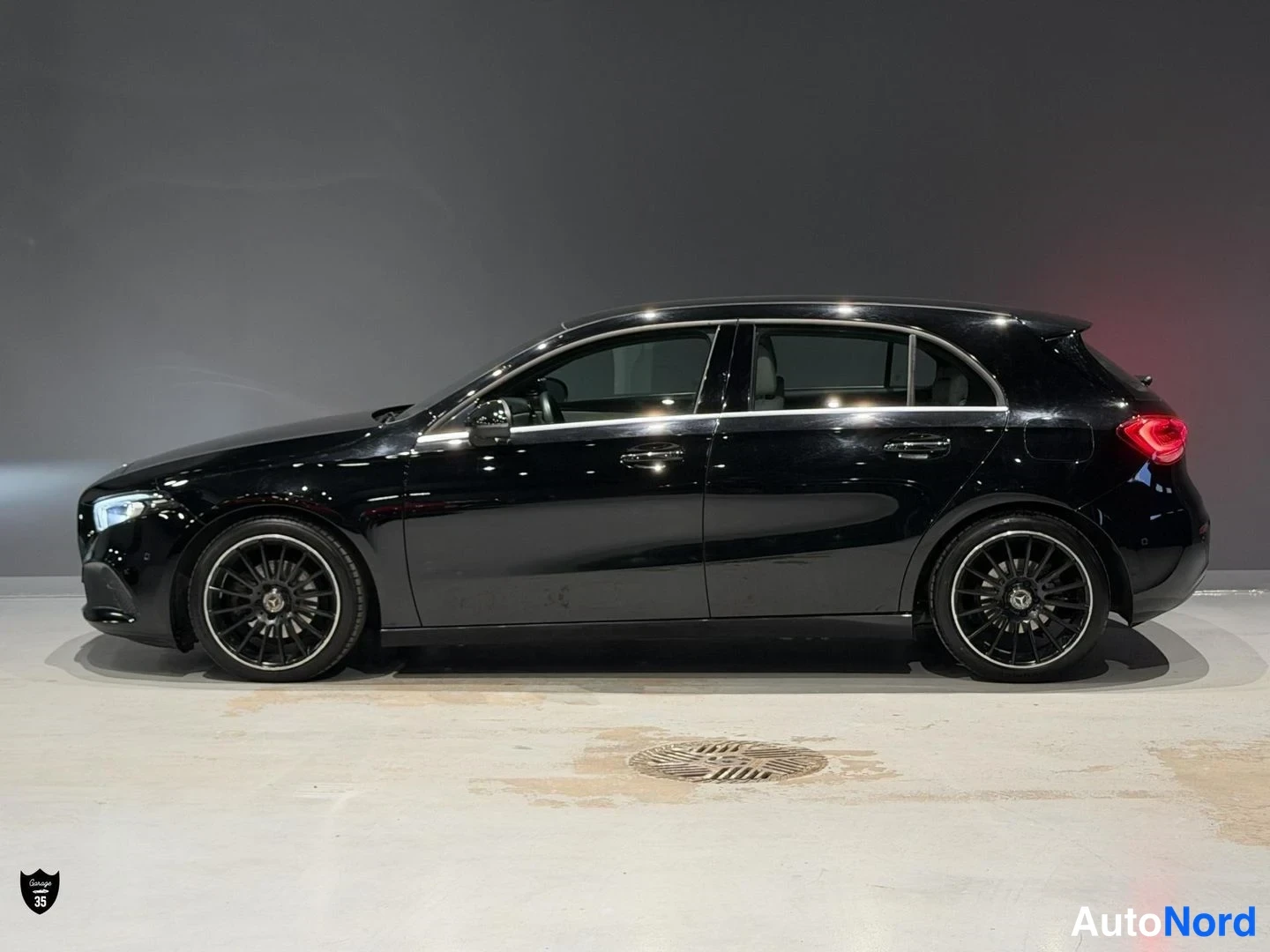 Musta Mercedes-Benz A 180 2019, takaviisto, kuva 6