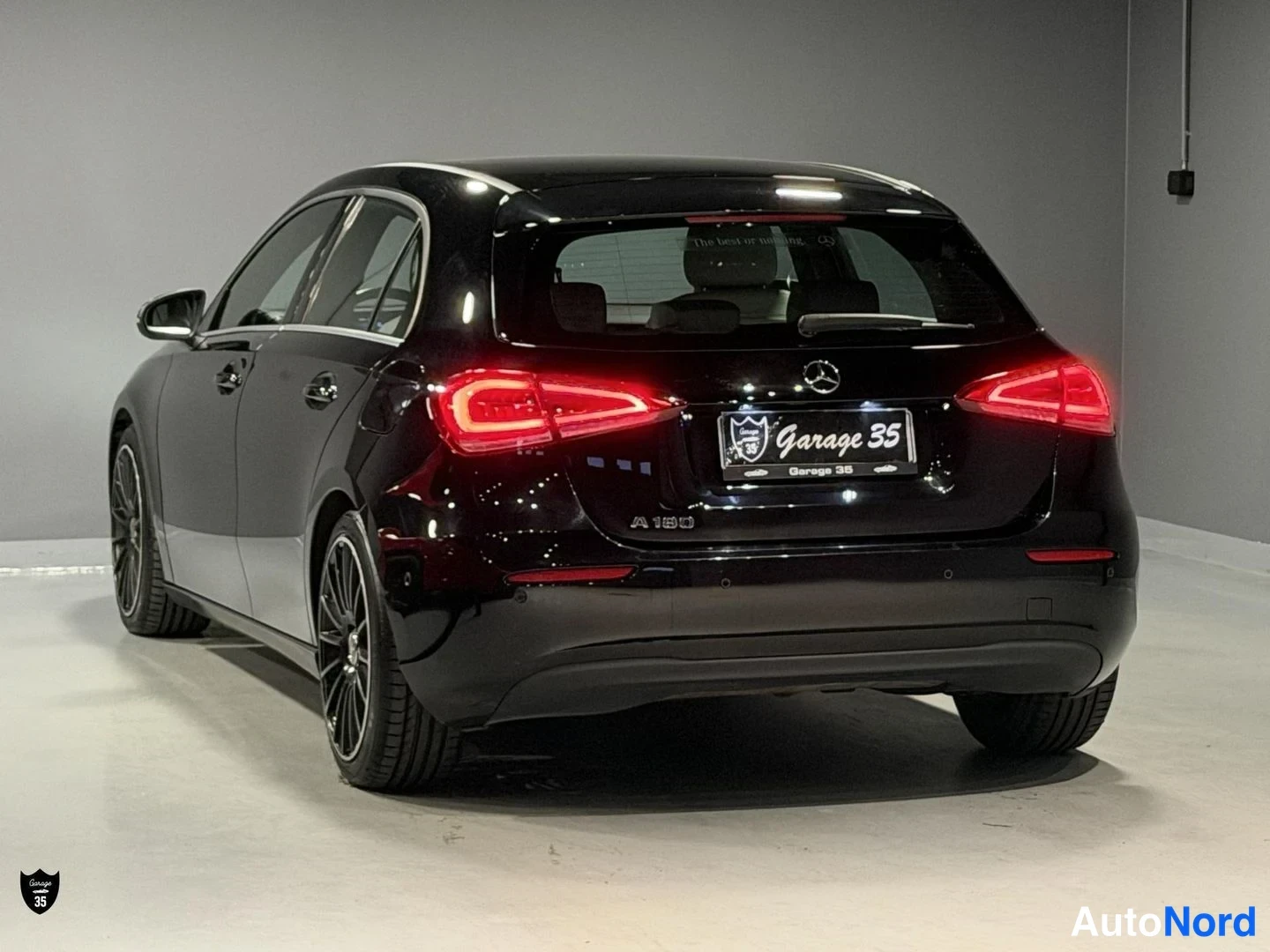Musta Mercedes-Benz A 180 2019, takaviisto, kuva 7
