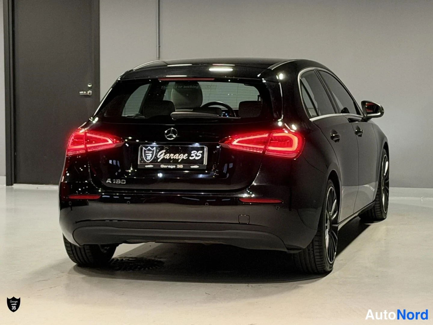 Musta Mercedes-Benz A 180 2019, takaviisto, kuva 8