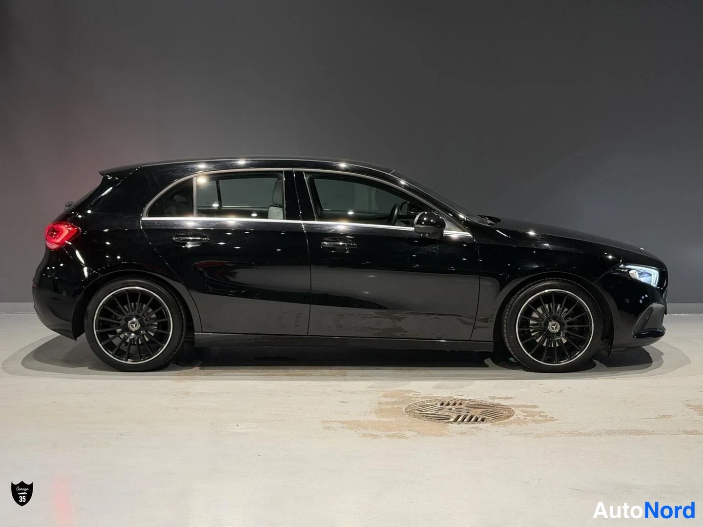 Musta Mercedes-Benz A 180 2019, etuviisto, keula oikealle, kuva 4