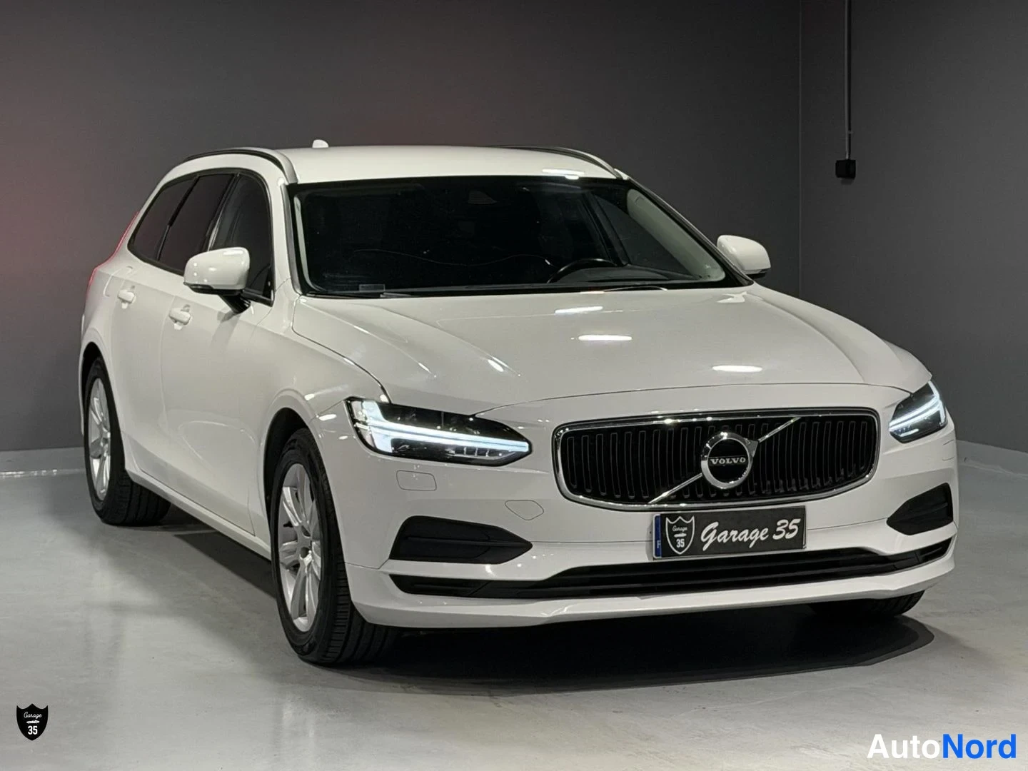 Valkoinen Volvo V90 2018, etuviisto, keula oikealle, kuva 4
