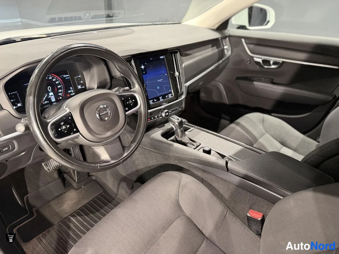 Valkoinen Volvo V90 2018, ohjaamo, kuva 11