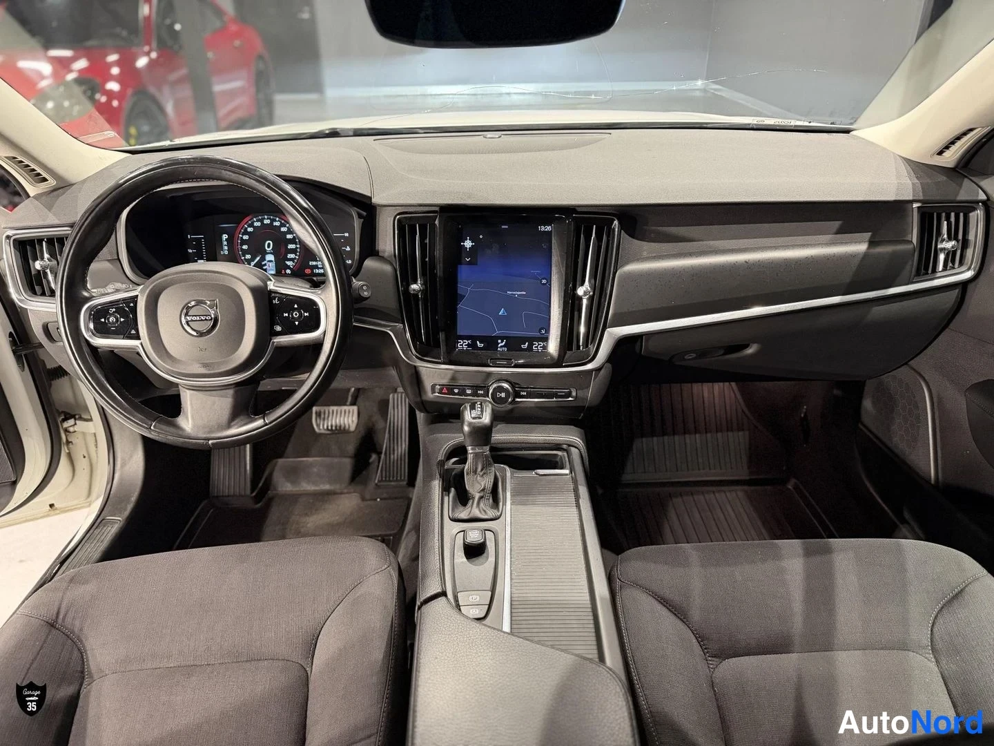 Valkoinen Volvo V90 2018, ohjaamo, kuva 12