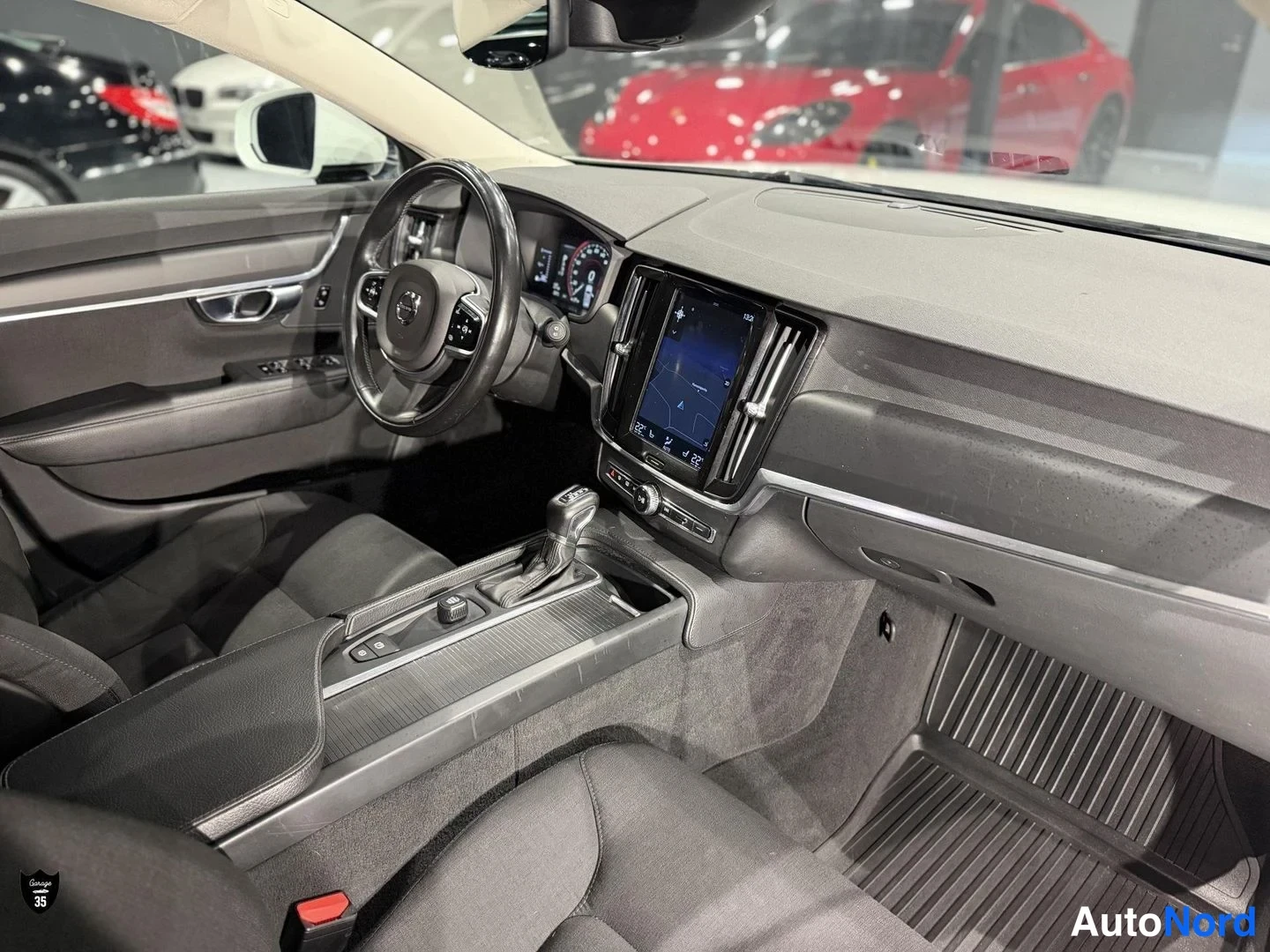 Valkoinen Volvo V90 2018, ohjaamo, kuva 13