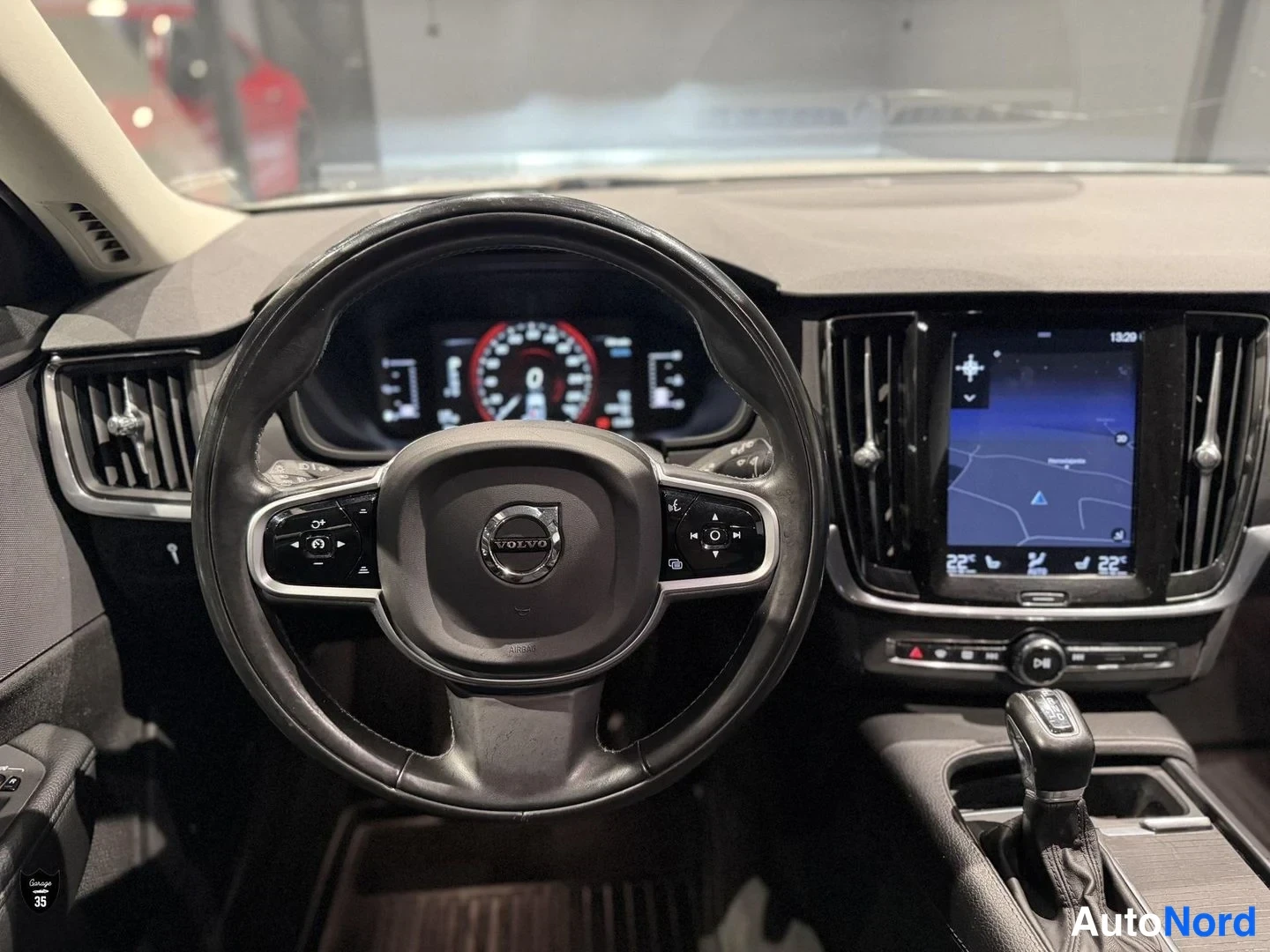 Valkoinen Volvo V90 2018, ohjaamo, kuva 14