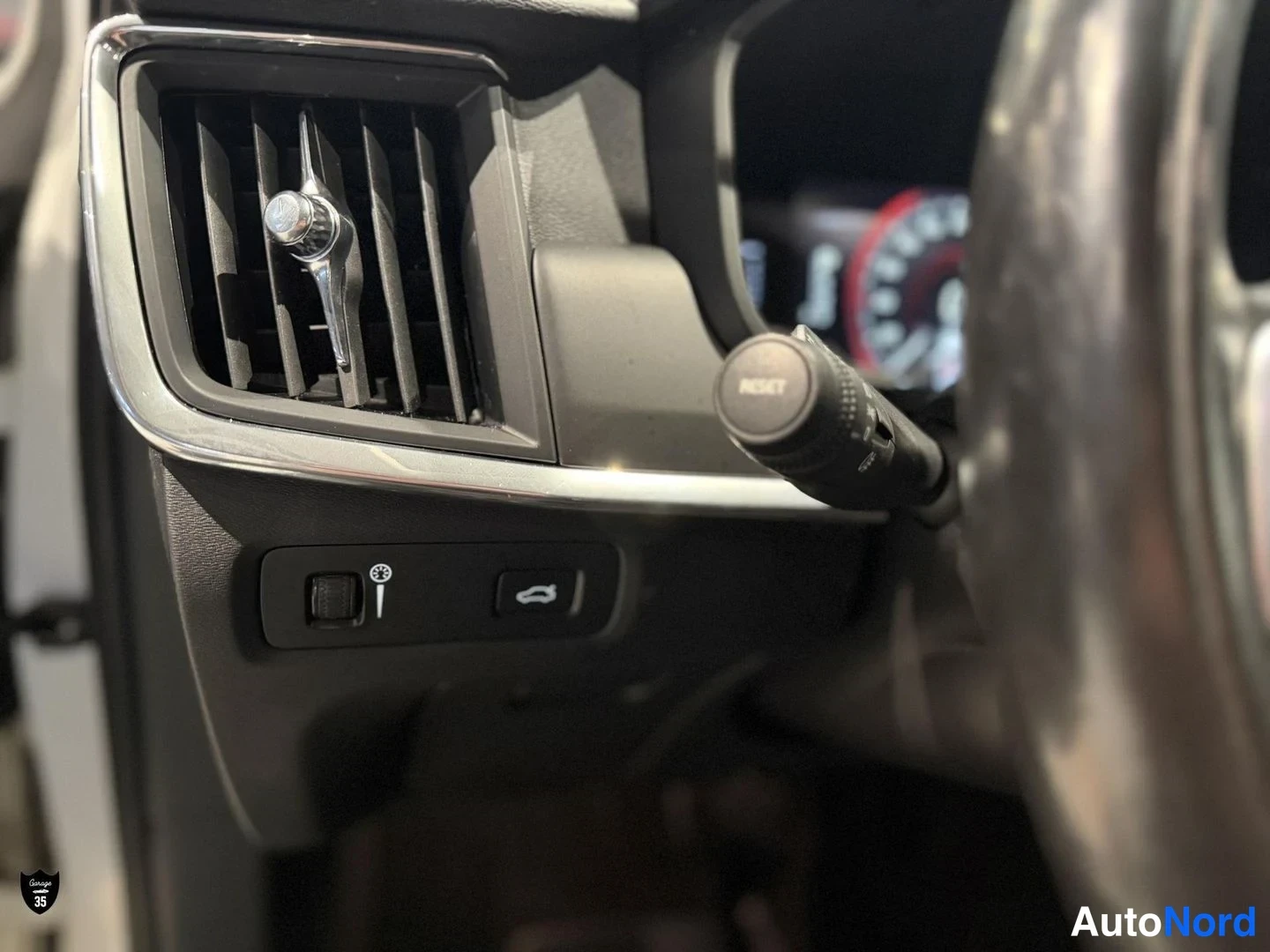 Valkoinen Volvo V90 2018, yksityiskohta, kuva 23