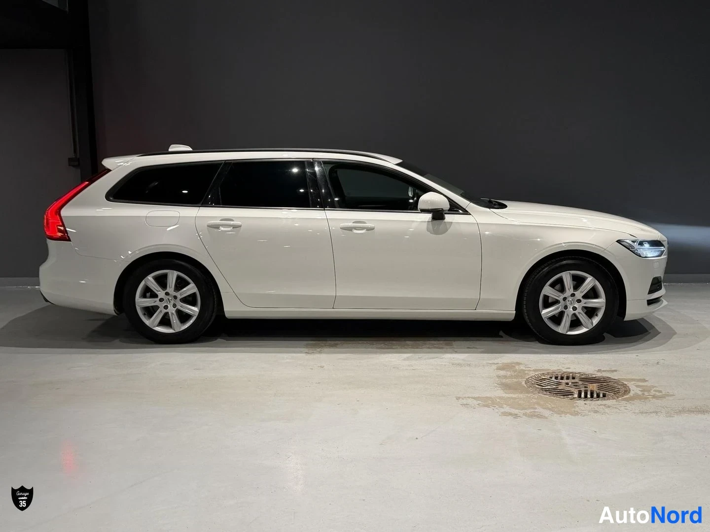 Valkoinen Volvo V90 2018, etuviisto, keula oikealle, kuva 3