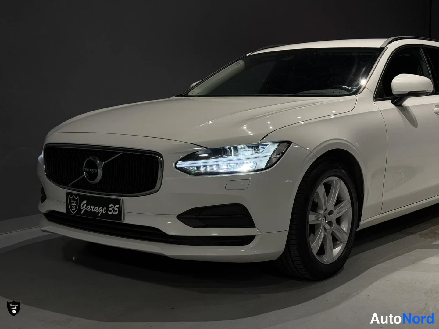 Valkoinen Volvo V90 2018, etuviisto, keula vasemmalle, kuva 2