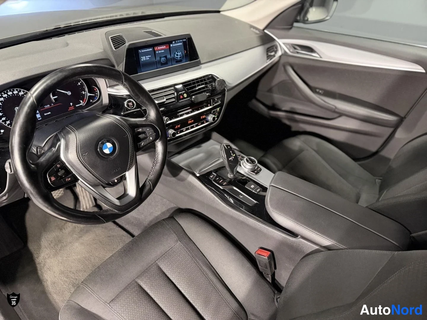Beige BMW 520d xDrive 2017, ohjaamo, kuva 11