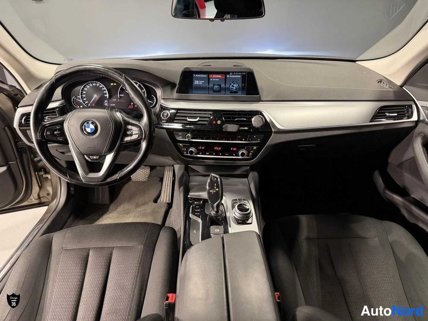 Beige BMW 520d xDrive 2017, ohjaamo, kuva 12