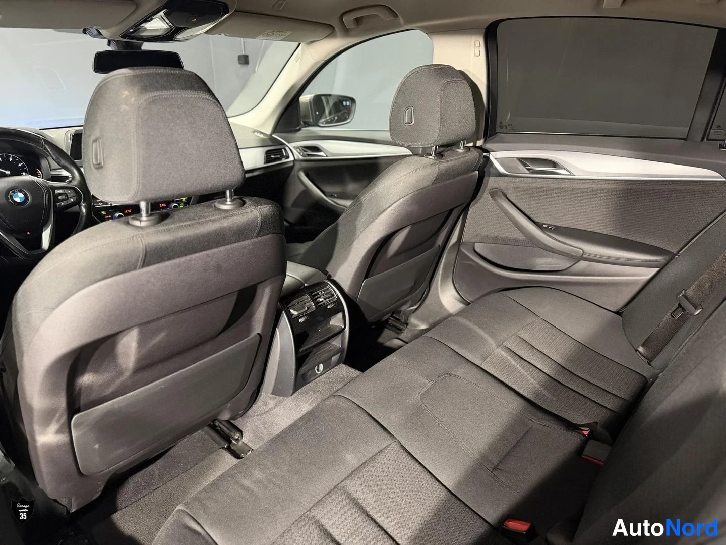 Beige BMW 520d xDrive 2017, takaistuimet, kuva 13