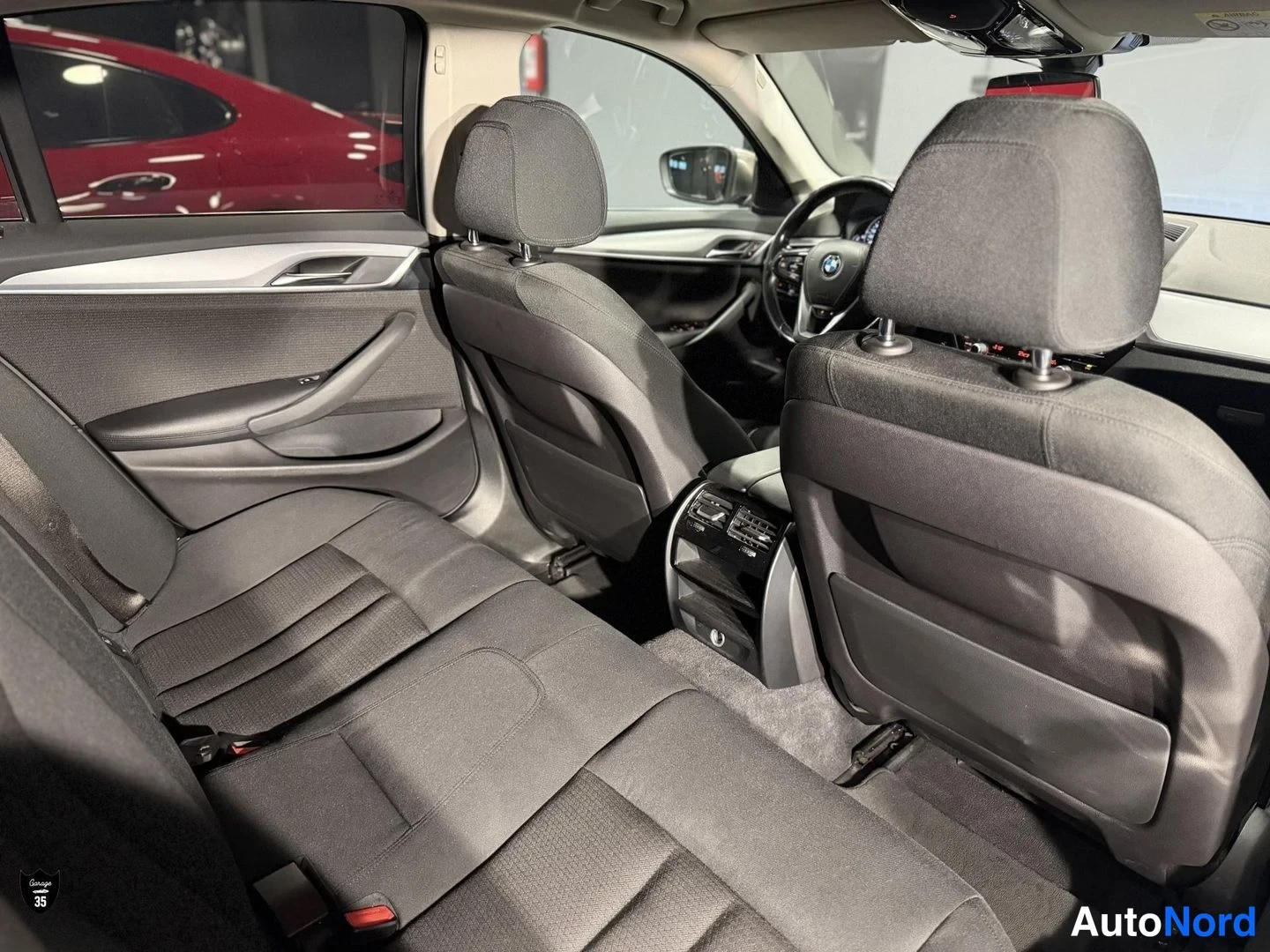 Beige BMW 520d xDrive 2017, takaistuimet, kuva 14