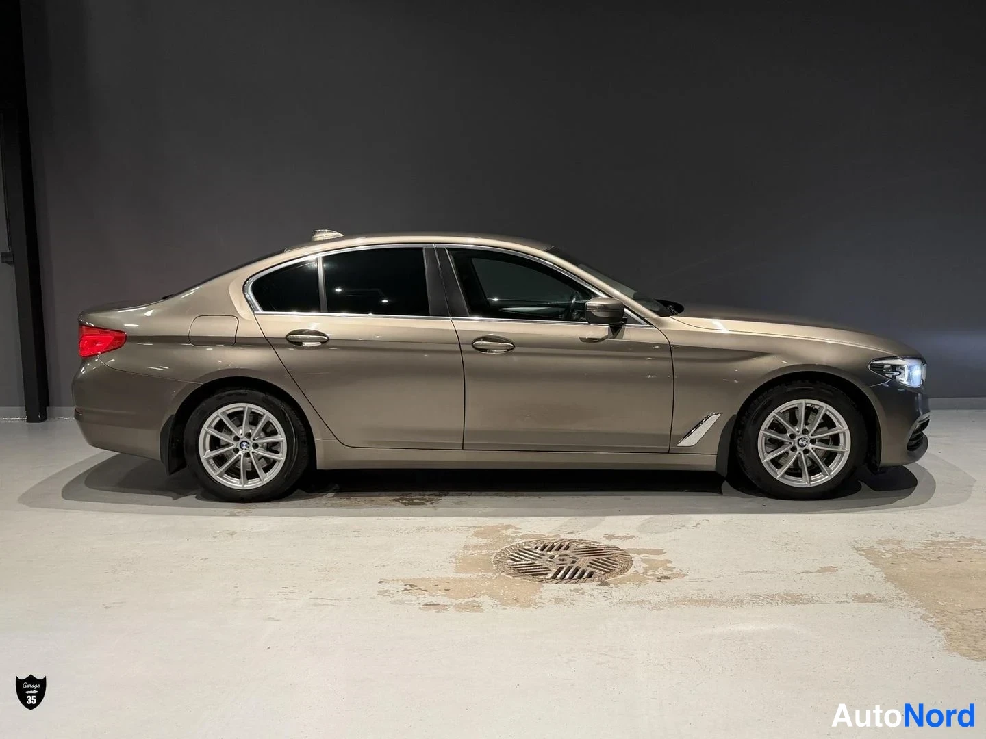 Beige BMW 520d xDrive 2017, etuviisto, keula oikealle, kuva 2