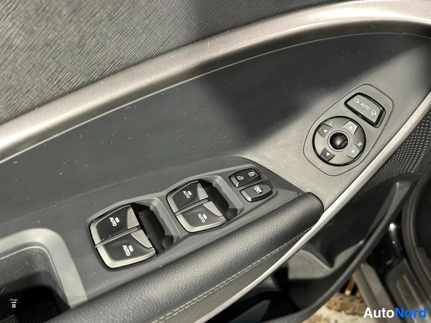 Musta Hyundai Santa Fe 2013, yksityiskohta, kuva 19