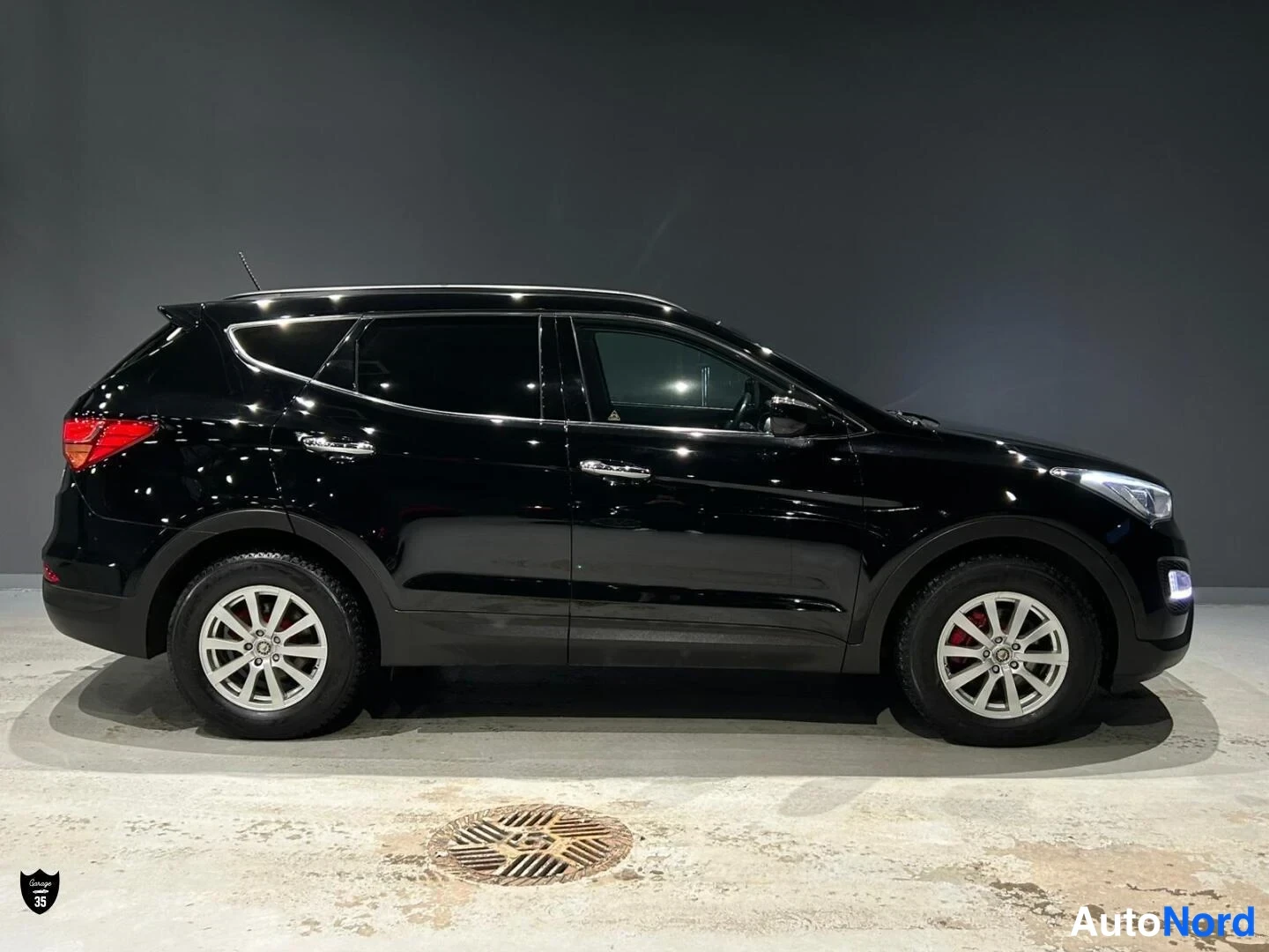 Musta Hyundai Santa Fe 2013, etuviisto, keula oikealle, kuva 2
