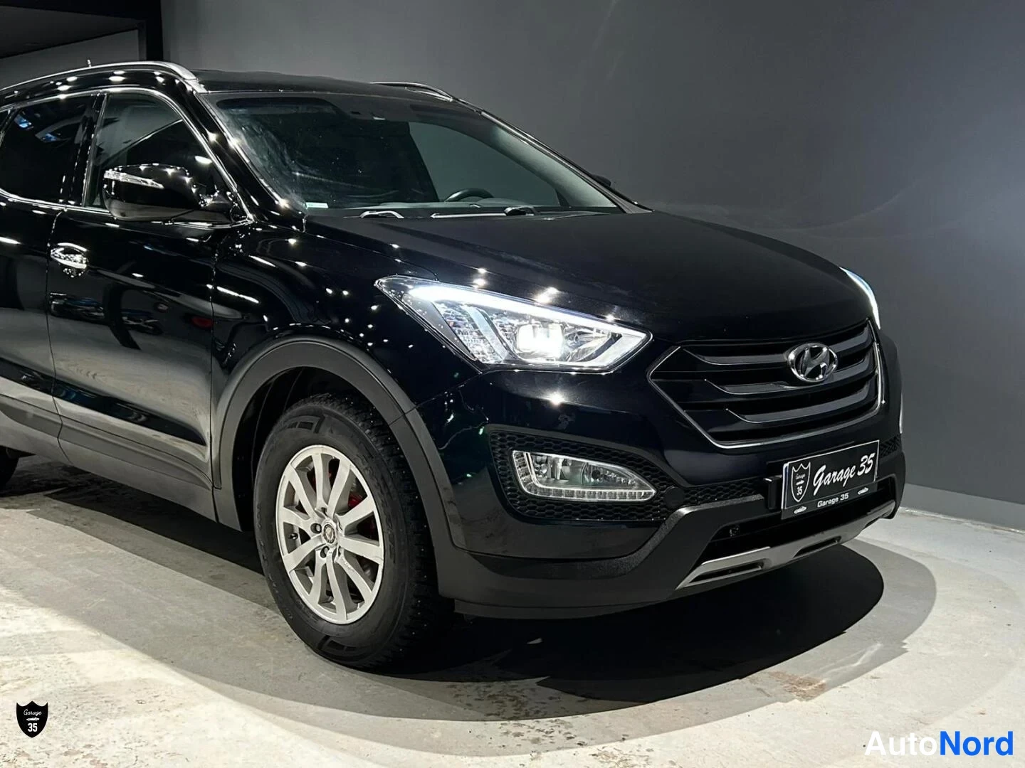 Musta Hyundai Santa Fe 2013, etuviisto, keula oikealle, kuva 4
