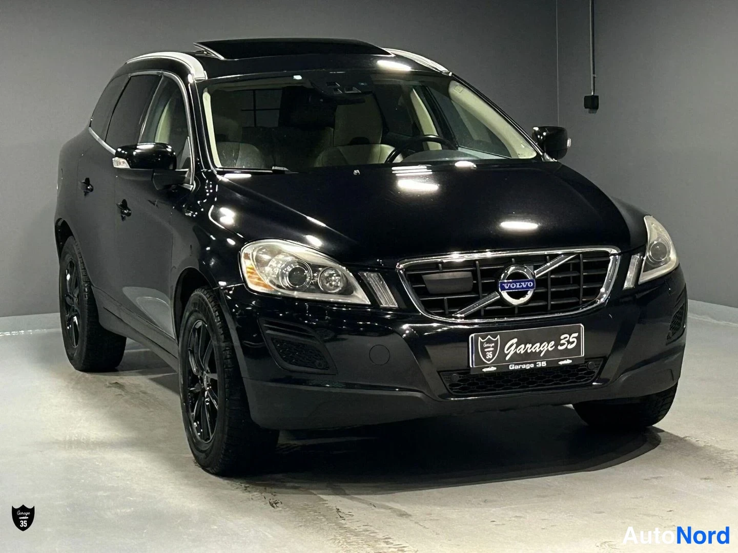 Musta Volvo XC60 2012, etuviisto, keula oikealle, kuva 4