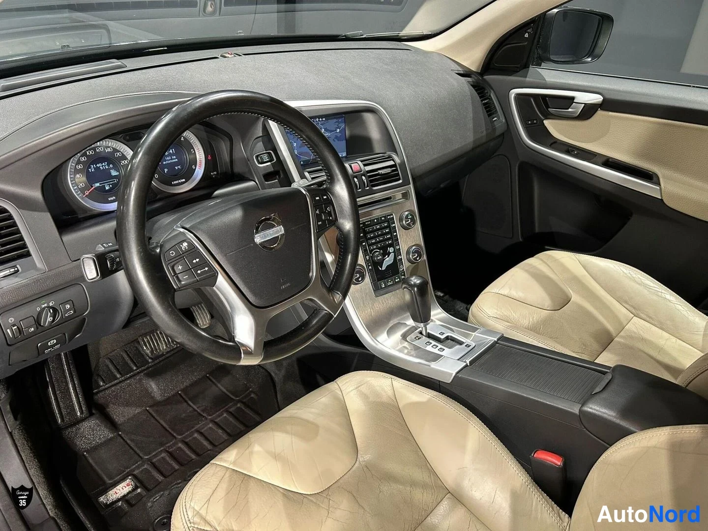 Musta Volvo XC60 2012, ohjaamo, kuva 11