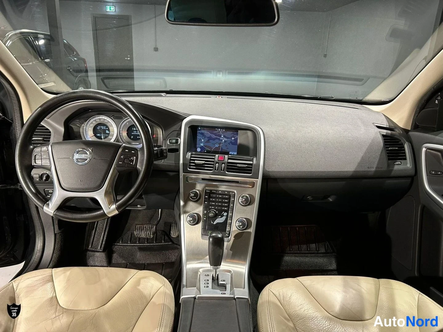 Musta Volvo XC60 2012, ohjaamo, kuva 12