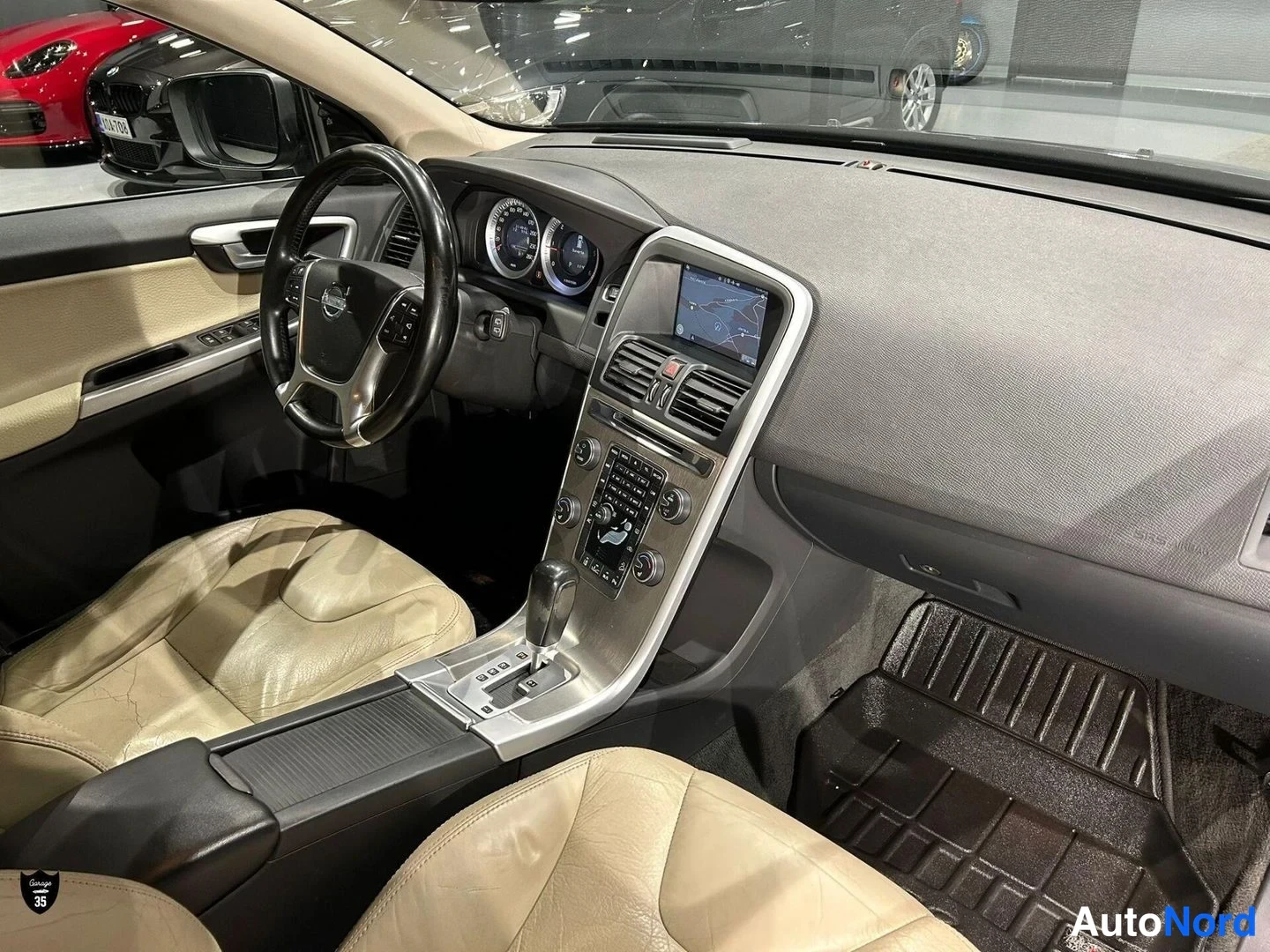 Musta Volvo XC60 2012, ohjaamo, kuva 13