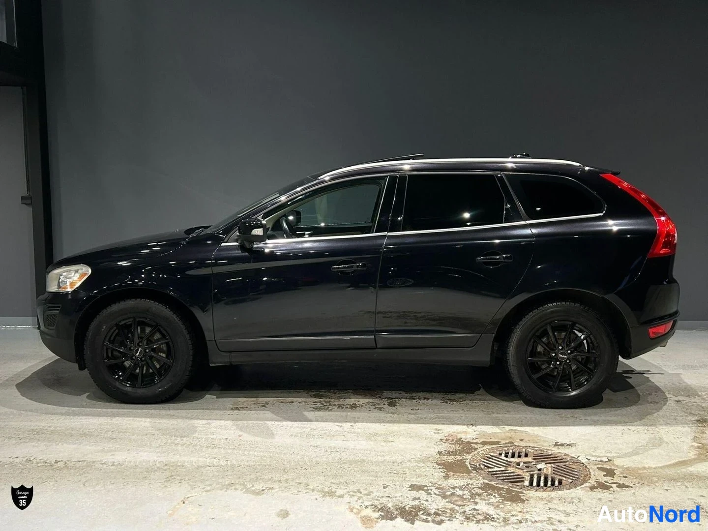 Musta Volvo XC60 2012, etuviisto, keula vasemmalle, kuva 3