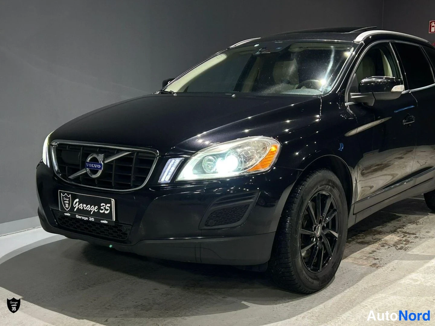 Musta Volvo XC60 2012, etuviisto, keula vasemmalle, kuva 2