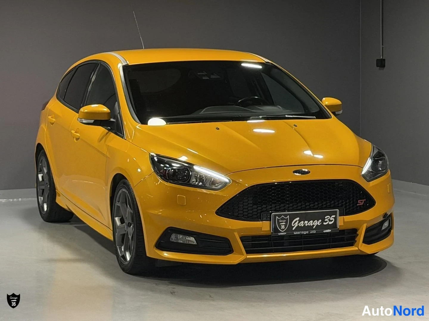Keltainen Ford Focus ST 2016, etuviisto, keula oikealle, kuva 2