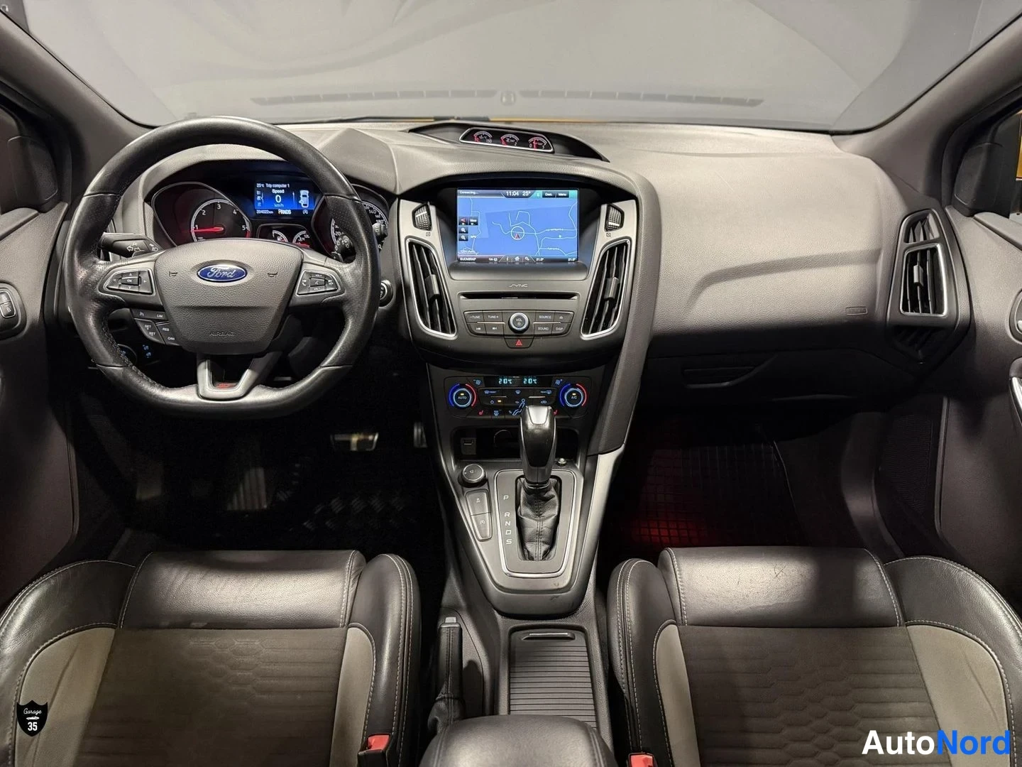 Keltainen Ford Focus ST 2016, ohjaamo, kuva 12