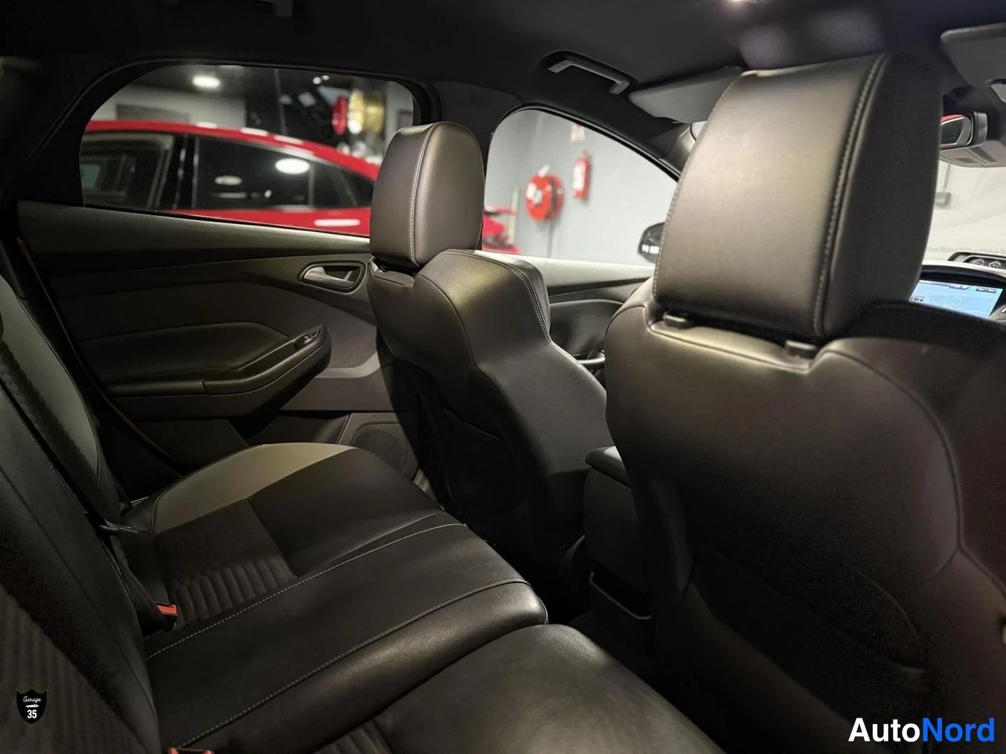 Keltainen Ford Focus ST 2016, takaistuimet, kuva 16