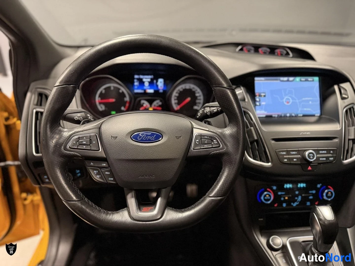 Keltainen Ford Focus ST 2016, yksityiskohta, kuva 17