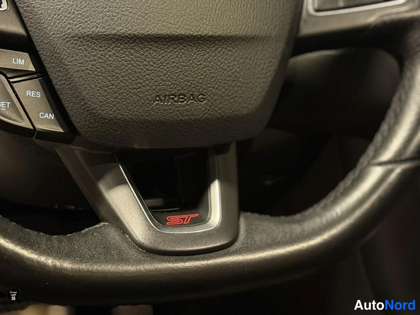 Keltainen Ford Focus ST 2016, yksityiskohta, kuva 20