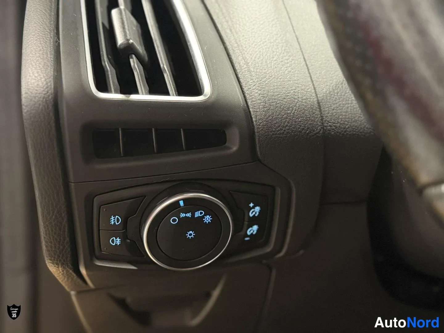 Keltainen Ford Focus ST 2016, yksityiskohta, kuva 21