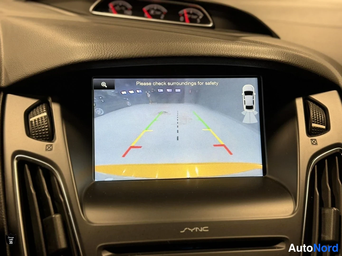 Keltainen Ford Focus ST 2016, yksityiskohta, kuva 26